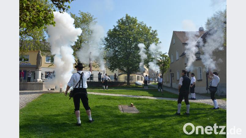 Wie schon beim Bezirksschützentag im April (Bild) treten an diesem Wochenende in Konnersreuth Böllerschützen in Aktion. Sie werden am Sonntag, 10. Juni, die Teilnehmer des Festzuges am Festplatz begrüßen. jr
