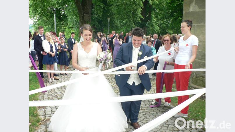 Großer Bahnhof vor der Bergkirche: Viele Freunde, Arbeitskollegen und Vereinsvertreter standen Spalier, um Nadja und Alexander Strauß zu gratulieren. Unser Bild zeigt das Spalier der Arbeitskolleginnen der Braut vom Bayerischen Roten Kreuz. lep