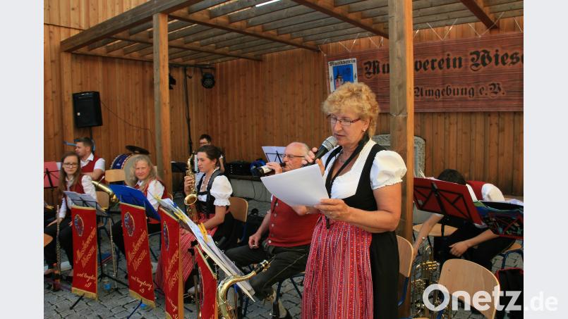 Durchs Programm führte Christa Polata, die sich nach der Moderation auch unter die Musiker mischte. wro