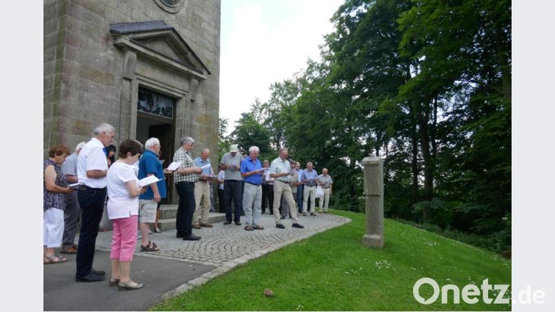 Andächtig beten zahlreiche Marienverehrer den Kreuzweg auf dem Armesberg. jzk