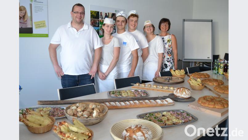 Die Lehrkräfte an der EU- Berufsschule Bäckermeister Christian Heldt (links) und Christa Ebensberger (rechts) mit vier Bäcker-Azubis, die bei der Vernissage zur Foto-Ausstellung perfekte Produkte ihrer Arbeit präsentierten. Bild: hcz