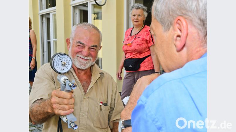 Je mehr Schmackes in der Hand, desto gesünder die Leute. Das ist medizinisch erwiesen,  sagt Gesundheitsamt-Leiter Dr. Roland Brey (rechts) und bietet einen entsprechenden Test an. Petra Hartl