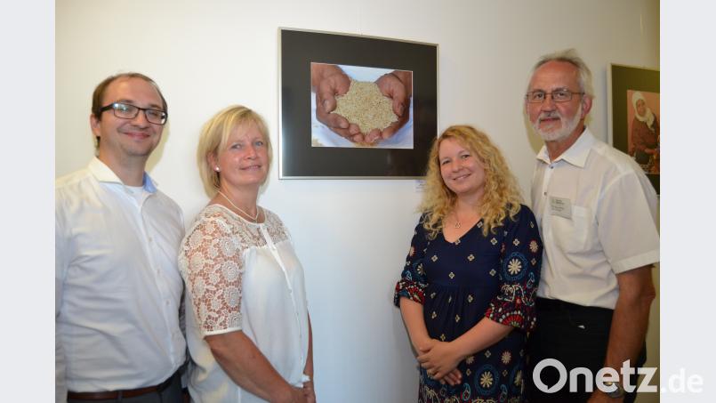 Leitender Steuerberater Andreas Gierisch, Kreisbäuerin Josefine Kick, Präsidentin Zaneta Weidner und BBV- Geschäftsführer Hans Winter (von links) mit einem Bild von Margareta Czichon. Bild: hcz Bild: hcz