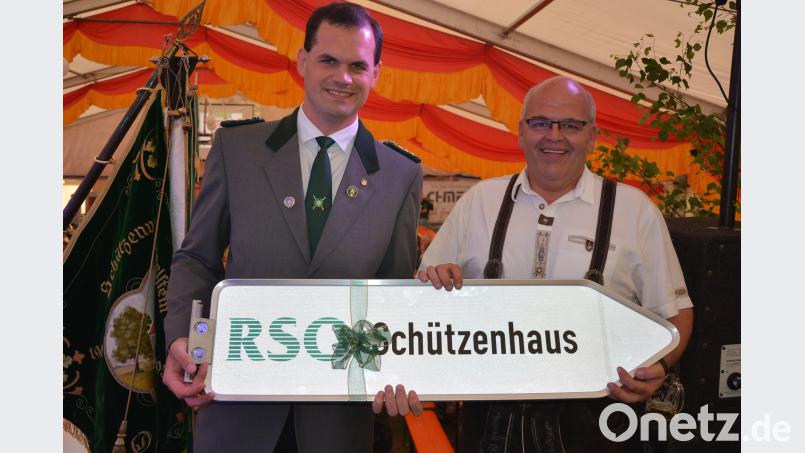 Damit Gäste und Einheimische immer wissen wo es langt, erhielt Ringelstein-Vorsitzender Armin Strohmaier (rechts) ein Straßenschild „RSO-Schützenhaus“, von Bürgermeister Klaus Meyer. jr