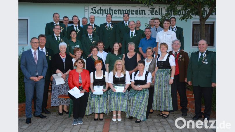 Höchste Auszeichnungen des Deutschen, Bayerischen und Oberpfälzer Schützenbundes gab es für diese Vereinsfunktionäre. Sie bringen sich teils seit Jahrzehnten für den Schützenverein „Tell“ Hundsbach ein. jr