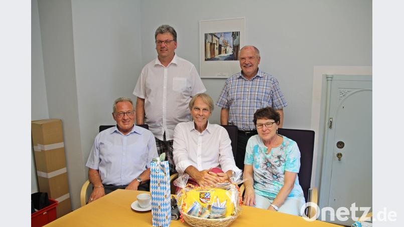Dank für ein Vierteljahrhundert Beratung in Sachen Sozialrecht sagten (von links) VdK-Vorsitzender Klaus Lehl und seine Stellvertreter Thomas Lingl und (von rechts) Gerda Rupprecht sowie Bürgermeister Peter Lehr dem langjährigen VdK-Kreisgeschäftsführer Siegmund Bergmann. Bei seiner letzten Sprechstunde in Eschenbach würdigten sie Arbeit und Verdienste des baldigen Rentners. jma