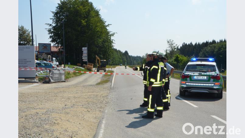 Die Kreisstraße NEW 50 ist komplett abgeriegelt, da  eine Gasleitung angebohrt wurde. Dobmayer, Elisabeth