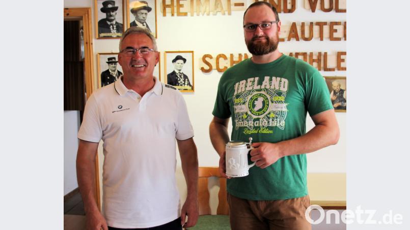 3. Bürgermeister Martin Bauer (links) überreicht einen Krug an den scheidenden Vorsitzenden Josef Pirzer (rechts). bjo