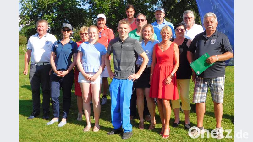 Die Gewinner der Brutto- und Nettowertungen beim Turnier des Golf- und Landclubs Schmidmühlen um die „Time 4 Golf Trophy 2018“ mit Präsident Harald Thies (links). BÖ