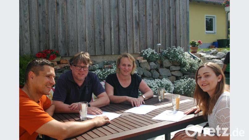 CSU/ÜCW-Fraktionssprecher Marcus Gradl, Stadtrat Michael König, FU-Vorsitzende Monika Diertl und JU-Vorsitzende Johanna Diertl (von links) freuten sich über das große Echo aus der Unternehmerschaft auf das „Projekt Zukunft“. do