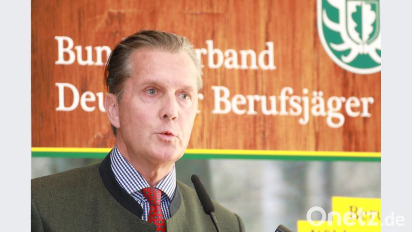 In einem Festvortrag bei der Mitgliederversammlung des Bundesverbandes Deutscher Berufsjäger spricht Baron Eberhard von Gemmingen-Hornberg über das Thema "Berufsjäger in der Land- und Forstwirtschaft". njn