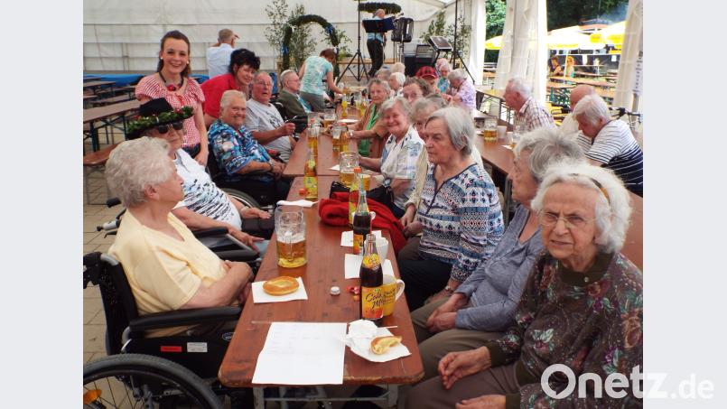 Die vom AWO-Personal betreuten Bewohner des Seniorenwohnheims an der Zeilenstraße feierten gemeinsam im Kirwazelt. e