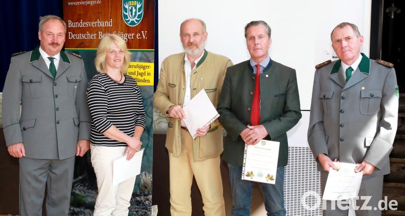 Die Auszeichnung mit der Verdienstnadel des BDB nimmt Vorsitzender Bernd Bahr (links) vor. Bronze geht an (von links) Rita Spangruber, Gerhard Huber und Baron Eberhard von Gemmingen-Hornberg. Die Verdienstmedaille in Gold erhält Hartmut Löwe (rechts). njn