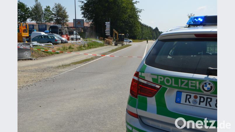 Die Kreisstraße NEW 50 ist komplett abgeriegelt, da  eine Gasleitung angebohrt wurde. Dobmayer, Elisabeth