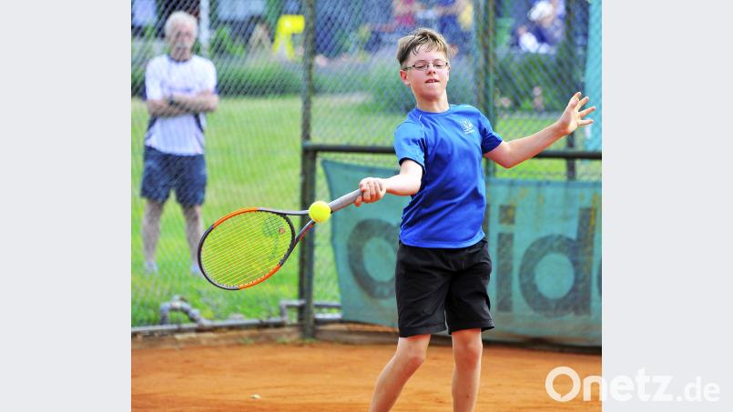 Noah Vollmer vom TC Amberg am Schanzl in Aktion, Opa Karl Vollmer, Spielleiter des Bayerisches Fußballverbandes,  verfolgt im Hintergrund das Match seines Enkels. Ziegler