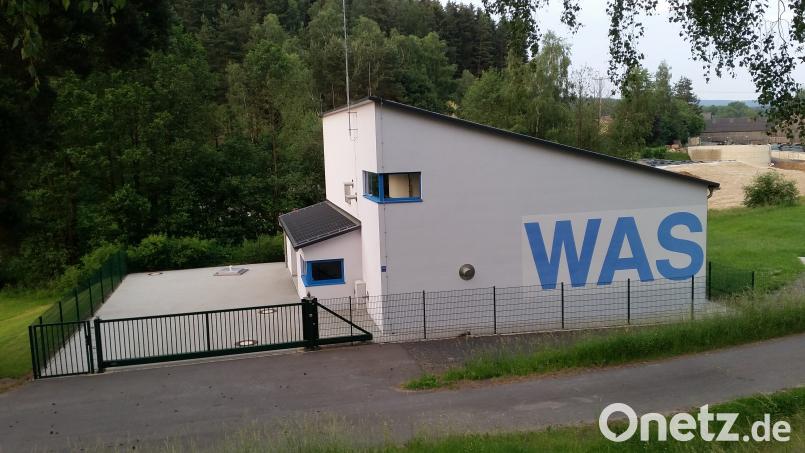 &quot;WAS&quot; auf der Westseite des Gebäudes (Bild), &quot;SER&quot; auf der Südseite: Im Jahr 2014 nahm die Stadt Mitterteich die hochmoderne Wasseraufbereitungsanlage in Zirkenreuth in Betrieb. Dank neuester Filter- und Desinfektionstechnik kann auf den Einsatz von Chemikalien verzichtet werden. lnz