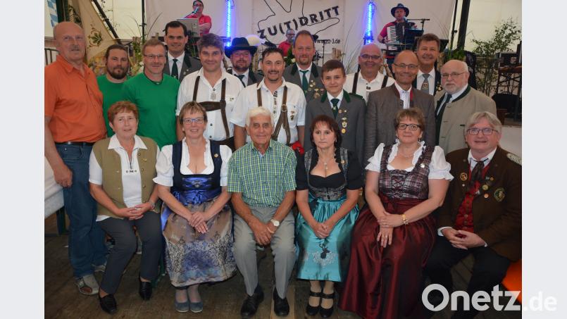 Langjährige und verdiente Mitglieder wurden beim Ehrenabend der Ringelstein-Schützen Ottengrün geehrt. Unser Bild zeigt die Geehrten mit Robert Fellner (sitzend Mitte), der seit 55 Jahren dem Verein angehört. Ihnen gratulierten stellvertretender Bezirksschützenmeister Dieter Beer (sitzend rechts), sowie (stehend von rechts) Jürgen Sostmeier, Manfred Zölch,  Alfred Scheidler und Bürgermeister Klaus Meyer jr