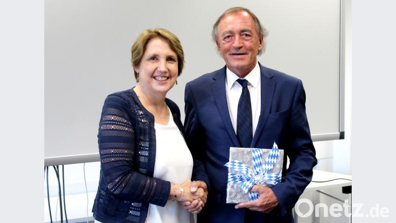 Landtagsabgeordnete Annette Karlund der Vorsitzende des Verfassungsausschusses im bayerischen Landtag, Franz Schindler, blätterten im politischen Geschichtsbuch. . njn