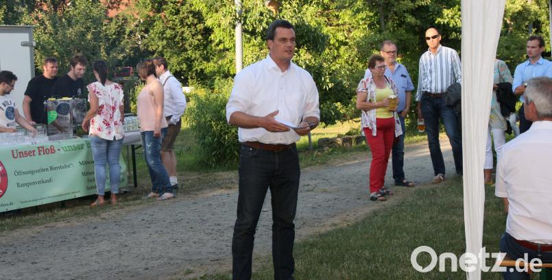Ein Open-Air-Vortrag: Mit dem Wirtschaftsstandort Neustadt befasst sich in einem Kurzreferat Geschäftsführer Florian Rieder vom IHK-Gremium Nordoberpfalz. le
