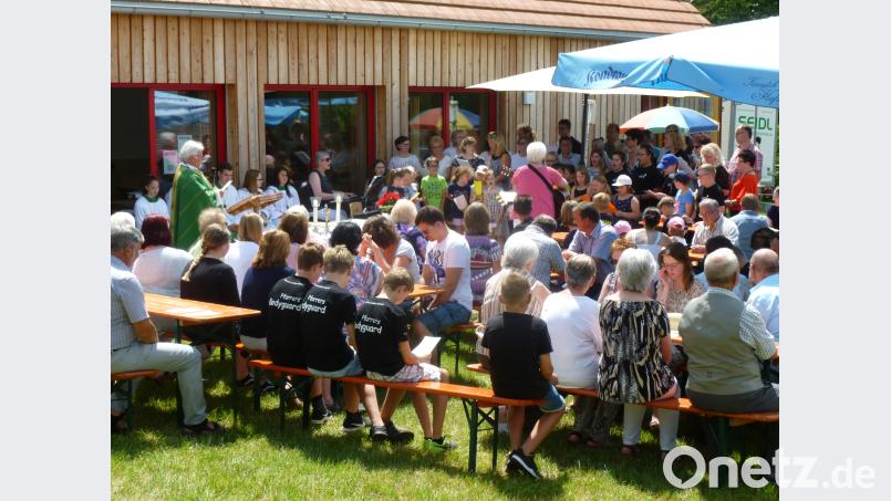 Gottesdienst im Pfarrgarten. Bild: rgl Gleißner, Rita [RGL]