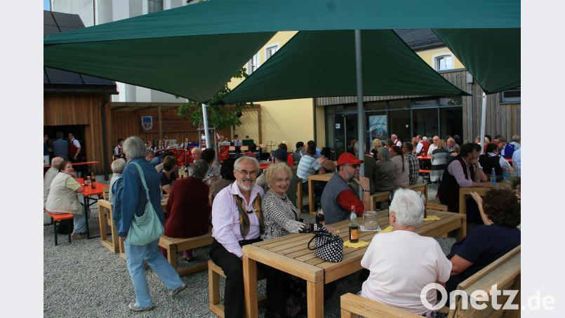 Das Wetter passte. Unter den großen Schirmen war man von der Sonne im „Biergarten“ am Markthaus geschützt. wro
