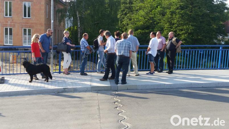 Die SPD-Mitglieder besichtigen den Neubau der Brücke in Theuern. Katharina Hackl
