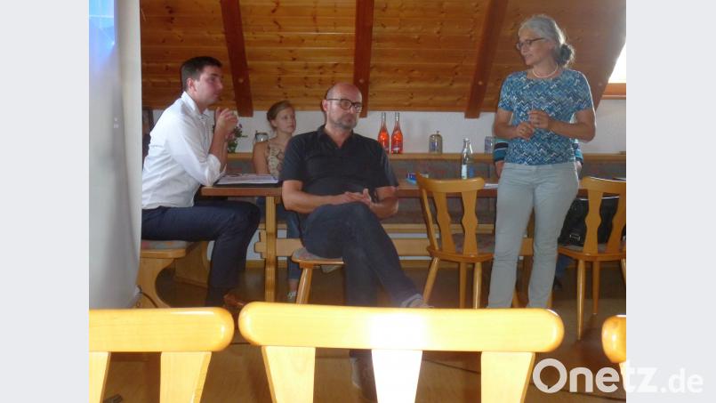 Baurat Martin Stahr, Stellvertreterin Stephanie Singer, Bürgermeister Maximilian Beer und Anne Wendl (von links) lieferten Informationen über das künftige Wegenetz. mad