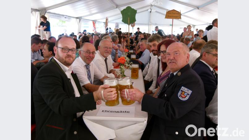 Landrat Andreas Meier und Bürgermeister Peter Lehr stoßen mit Kreis- und Stadträten auf das Gelingen des Festes an. rn
