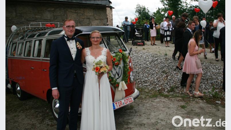 Besonderer Hingucker war das Hochzeitsauto: ein historischer VW-Bus. Nach der Trauung auf der Burg Falkenberg luden die Brautleute Corinna Schedl und Sebastian Raschke zur Feier nach Hardeck ein. wro