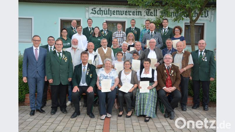 Jahrzehntelang halten diese Mitglieder dem Schützenverein „Tell“ Hundsbach die Treue. Dafür wurden sie jetzt beim Ehrenabend geehrt. Mit dabei sind   Gauschützenmeister Manfred Zölch (sitzend links), stellvertretender Bezirksschützenmeister Dieter Beer (sitzend rechts), sowie Bürgermeister Bernd Sommer (links) und Schützenmeister Bruno Rosner (rechts). jr