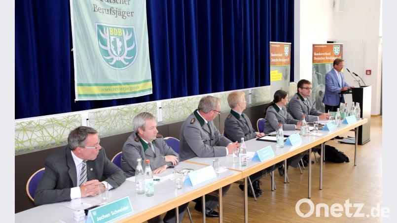 Die Vorstandsmitglieder des Bundesverbandes deutscher Berufsjäger bei der Mitgliederversammlung in der Stadthalle. Mit auf dem Bild am Rednerpult (rechts) Bürgermeister Hans Donko. njn