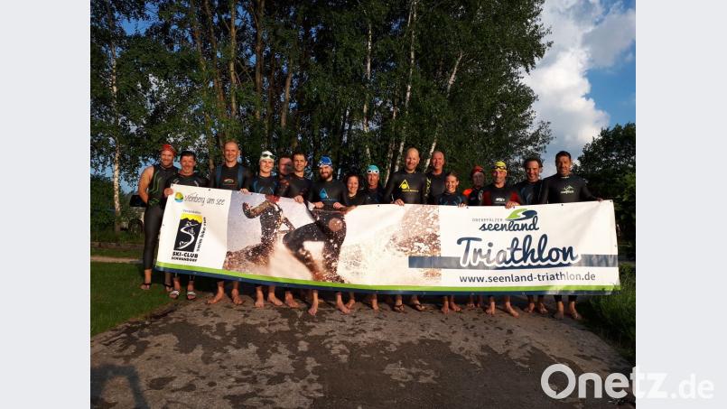 Das Ausrichter-Team des Ski-Club Schwandorf wirbt für den zweiten Seenland-Triathlon im September. exb