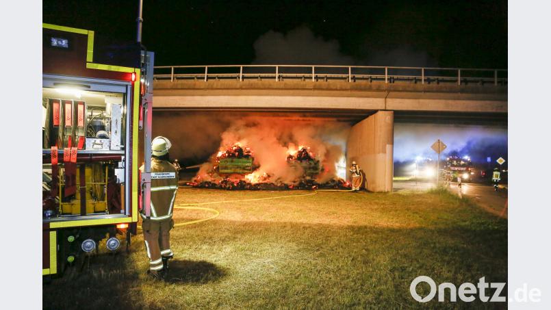 Unter einer Brücke der B 85 brannten zwei Heuwagen. Hösamer, Clemens