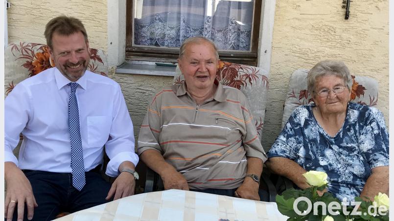 Bürgermeister Alwin Märkl (links) gratuliert den Jubilaren Johann und Emma Schlaffer. gef