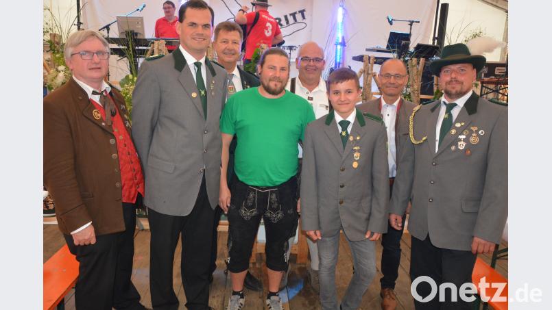 Leistungsabzeichen in Silber und Gold gab es für diese Schützen. Im Bild (von links) stellvertretender Bezirksschützenmeister Dieter Beer, Vorsitzender Armin Strohmaier, Gauschützenmeister Manfred Zölch, Alexander Scharnagl, Bürgermeister Klaus Meyer, Lukas Scharnagl, stellvertretender Landrat  Alfred Scheidler und Stefan Zant. jr