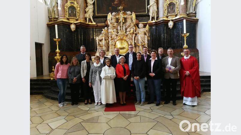 Stadtpfarrer Thomas Vogl (rechts) zusammen mit den Mitgliedern des Pfarrgemeinderats, links neben Vogl Christian Mittereder. Er wurde das Sprecher verabschiedet, bleibt im Gremium aber weiterhin vertreten. exb