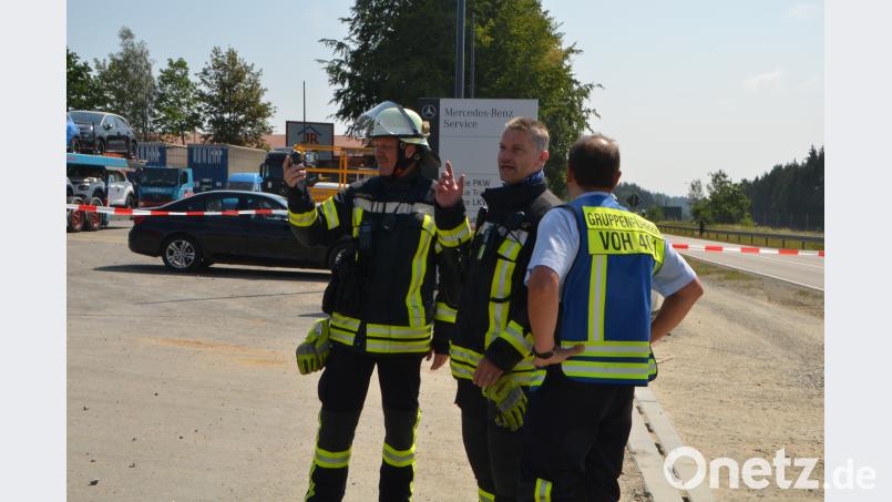 Die Kreisstraße NEW 50 ist komplett abgeriegelt, da  eine Gasleitung angebohrt wurde. Dobmayer, Elisabeth