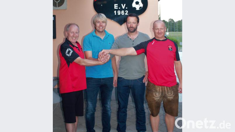 Auf eine gute Zusammenarbeit! Spartenleiter Klaus Schindler, Bastian Michl, Christian Kramer und Vorsitzender Christian Kiebel (von links) vom TuS Hohenburg. exb