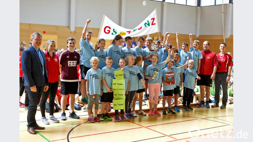 Einheitliche Trikots  wie bei den Profis spornten die Schüler an. gud