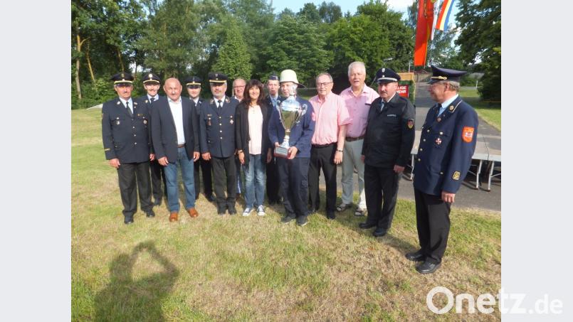 Dem Gruppenführer der Siegermannschaft Gebelkofen 1 (Mitte) gratulieren Ehrenschirmherr Franz Iberer, Landeswettbewerbsleiter Karl Diepold, MdL Reinhold Strobl und stellvertretender Landrat Hans Kummert (von rechts) sowie KBI Lorenz Müller (TIR), KBI Johann Dietl (SAD), 2. Bürgermeister Georg Götz, KBR Marco Haller, Bezirksfeuerwehrverbandsvorsitzender Fredi Weiß,  Kulturausschuss-Vorsitzender Martin Wild, 3. Bürgermeisterin Evi Höllerer (von links).  [IBJ]