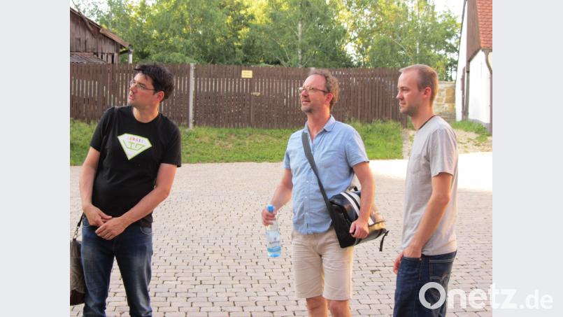 In Vilseck schnupperten Gastregisseur Till Rickelt und die beiden männlichen Hauptdarsteller Ulrich Scherr und Patrik Götz (von links) schon mal Burgfestspiel-Atmosphäre. aks