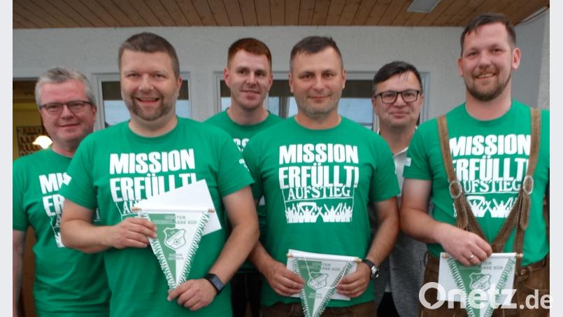 Als „Väter des Erfolgs“ werden (von links) 2. Vorsitzender Ewald Vater, Chef-Trainer Stephan Braun, Spielleiter Johannes Schecklmann, Co-Trainer Edmund Liebenow, Vorsitzender Stephan Weiß und Torwart-Trainer Christian Lehner geehrt. ct