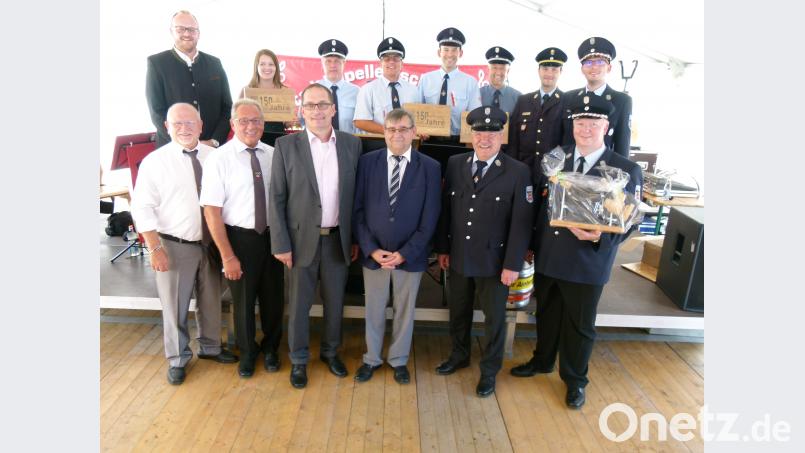 Kreisrat Hans Bscherer, 3. Bürgermeister Klaus Lehl, Schirmherr Hubert Schug, Stadtverbandsvorsitzender Dieter Kies und Bürgermeister Peter Lehr (1. Reihe von links) gratulierten mit Landrat Andreas Meier (oben links) , Kreisbrandrat Marco Sailer (oben 2. von rechts)  und den Vertretern der Patenwehren Auerbach, Speinshart und Tremmersdorf zum gelungenen Jubiläum. rn