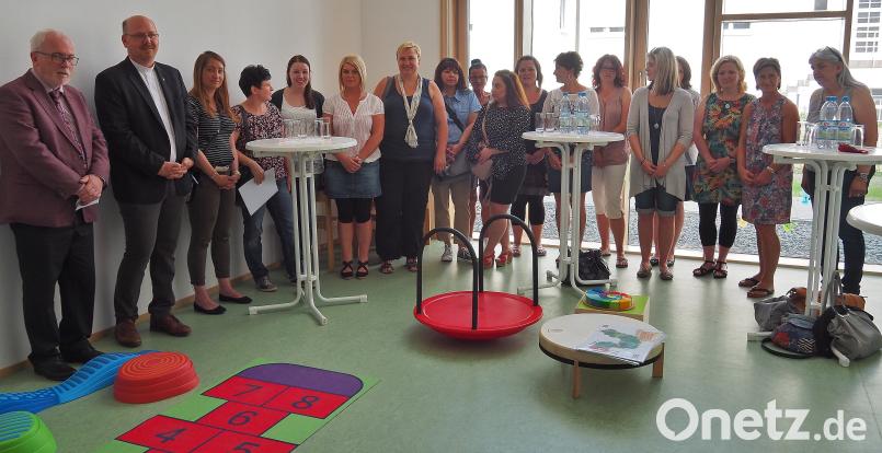 Die Kindergartenleiter ziehen erste Bilanz über das Förderprogramm für Flüchtlingskinder. Mit dabei sind Rechts- und Sozialdezernent Hermann Hubmann, Dekan Johannes Lukas (Erster und Zweiter von links) sowie Jugendamtsverteterin Beate Hoge (Vierte von links). sbü