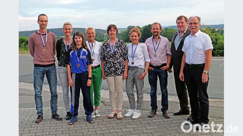 Vorsitzender Josef Knorr und Dritter Bürgermeister Georg Schlögl (von rechts) ehrten Mitglieder für herausragende sportliche Leistungen. twi