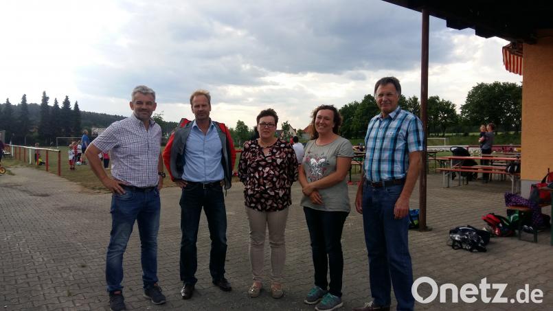 SVM-Vorsitzender Roger Hofmann zeigt den Vorstandsmitgliedern der Poppenrichter SPD, Markus Zagel, Ingrid Kandziora, Stefanie Gebhard und Peter Hauselt (von links), die Entwicklungen des SVM Poppenricht auf. wwl