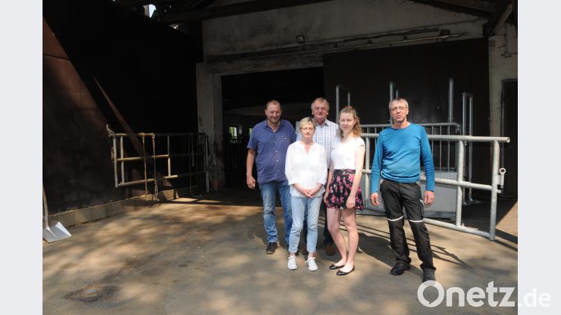 Dr. Werner Pilz und Erich Pilhofer (hinten von links) mit der Familie Hörl, die in Ohrenbach die Sammelstelle betreut. Bild: Gebhardt