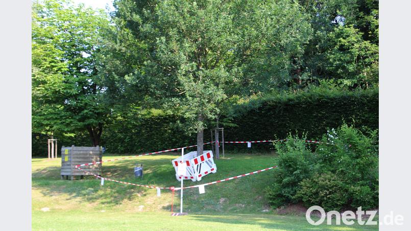 Absperrbänder weisen auf die Gefahr hin. jma