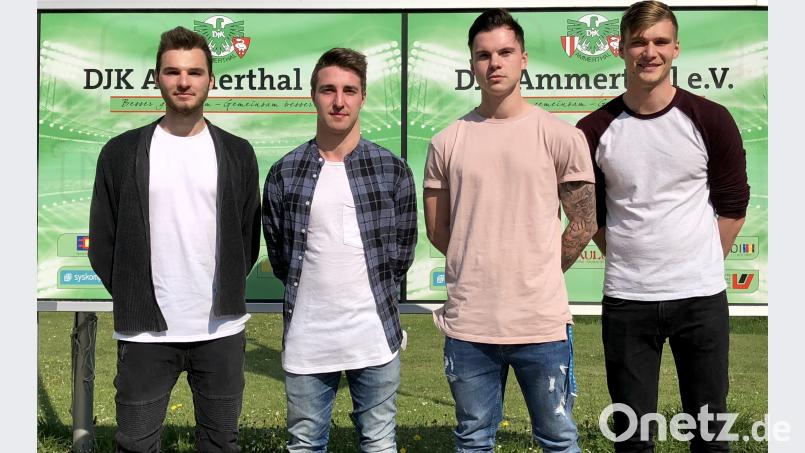 Noch in &quot;Zivil&quot;, bald aber im Trikot der DJK Ammerthal: Die Neuzugänge (von links) Daniel Gömmel (FC Amberg), Tobias Särchinger (SG Quelle Fürth), Maximilian Höhenberger (SG Quelle Fürth) und Sebastian Zecho (Baiersdorfer SV). RBA