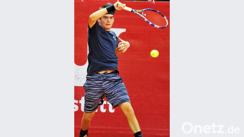 Spiel, Satz und Sieg Christopher Patzanovsky. Der Spieler des TC Amberg am Schanzl setzte sich im Finale des Conrad-Schanzl-Nachwuchscup mit 6:2/6:0 gegen den Würzburger Julius Gold durch. Ziegler
